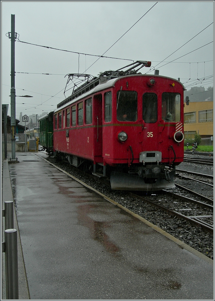 The RhB ABe 4/4 N° 35 on a raining sunnday in Blonay.
16.08.2015