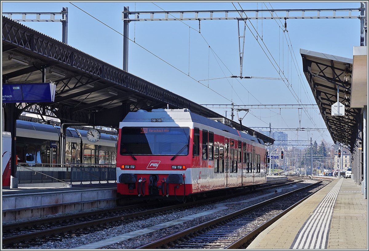 The RHB BDeh 3/6 25 from HEiden to Rorscch Hafen by his stop in Rorschach.

24.03.2021