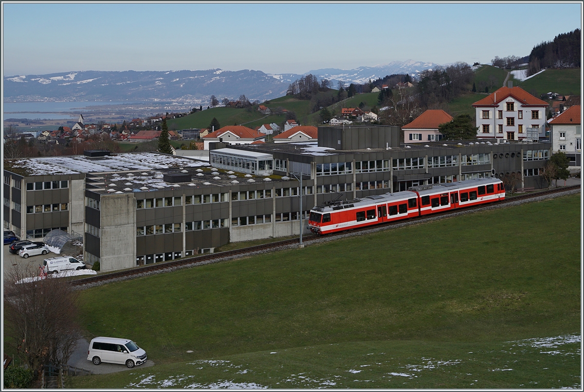 The RHB BDeh 3/6 N° 25 by Heiden with a view over the Lake of Konstanz and the Vorarlberg. 

23.03.2021