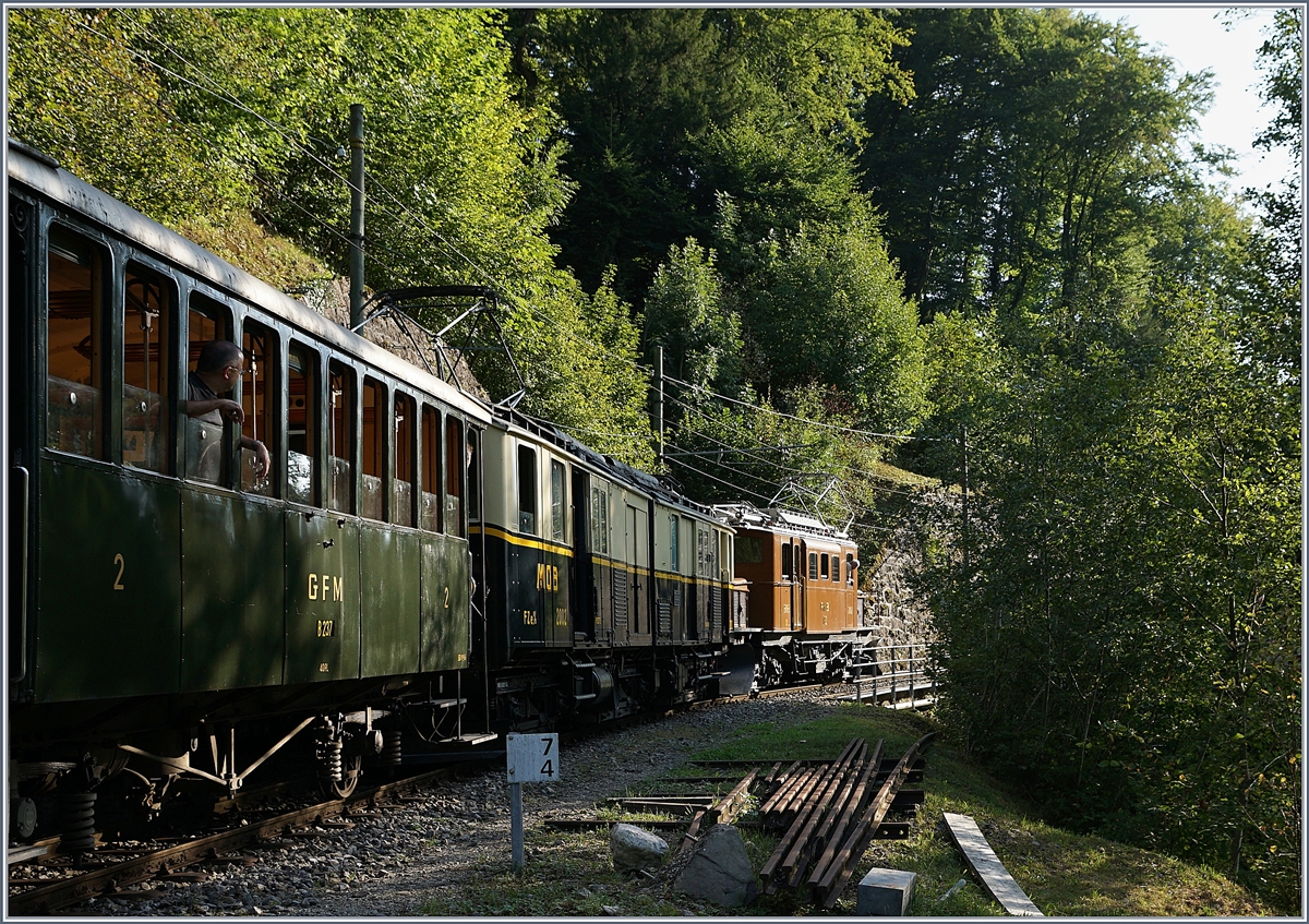 The RhB Ge 4/4 182 and the MOB DZe 6/6 2002 in the Bay de Glen on the way to Chamby.

15.09.2018