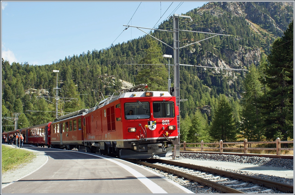 The RhB Gem 4/4 801 and the RhB ABe 4/4 II 44 with a Bernina local service on the way to St Moritz by his stop in Morteratsch.

18.09.2009