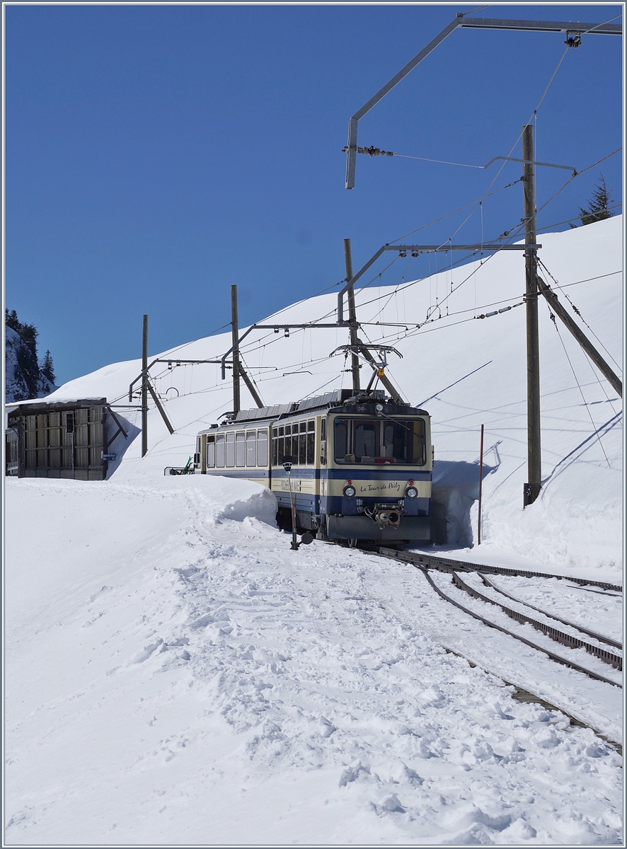The Rocheres de Naye Bhe 4/8 304 on the way to the summit by Jaman Station. 
24.03.2018
