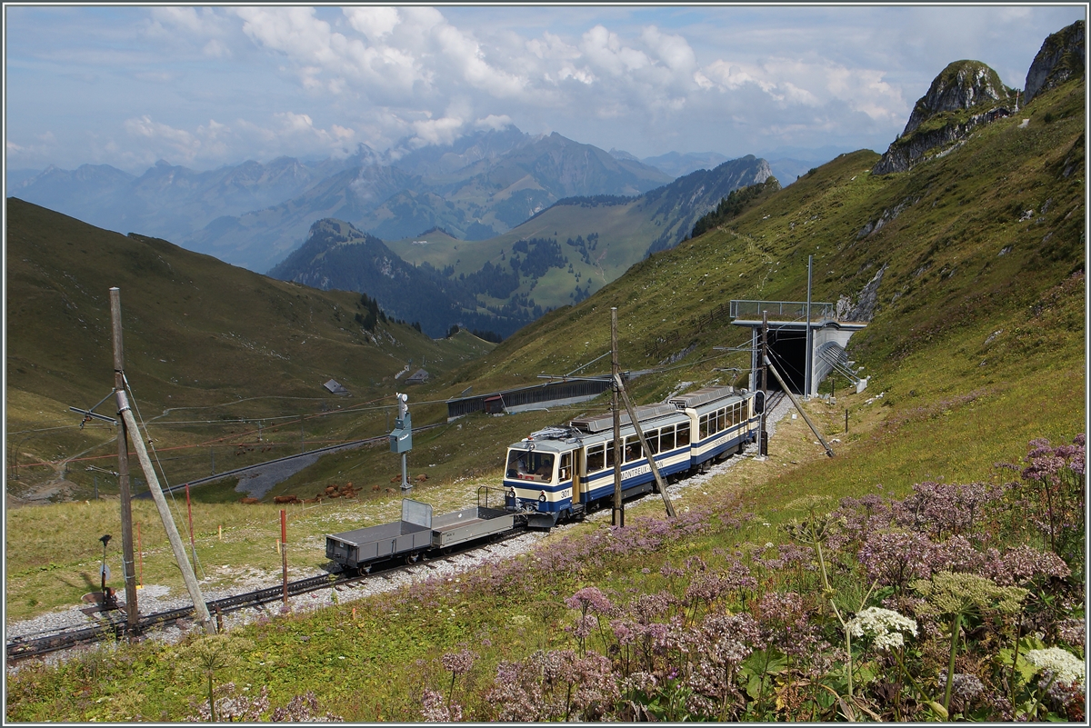 The Rochers de Naye Beh 4/8 301 near the summit Station.
04.08.2014