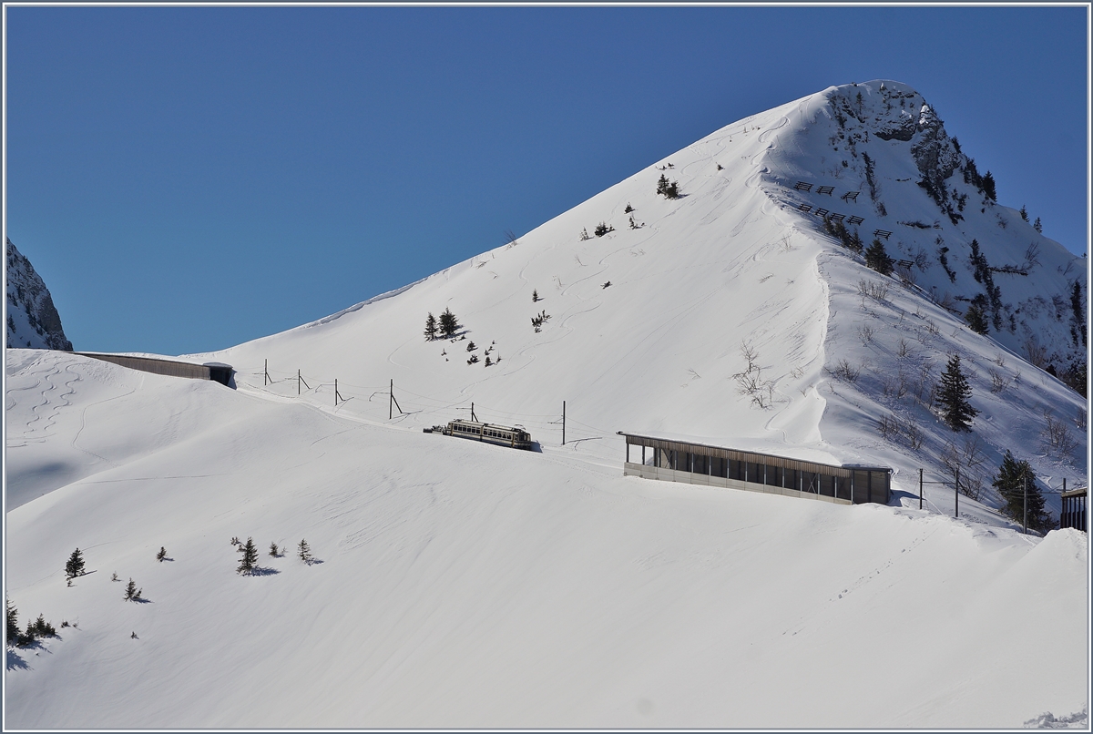 The Rochers de Naye Beh 4/8 304 between Jaman and the Rochers de Naye.
24.03.2018