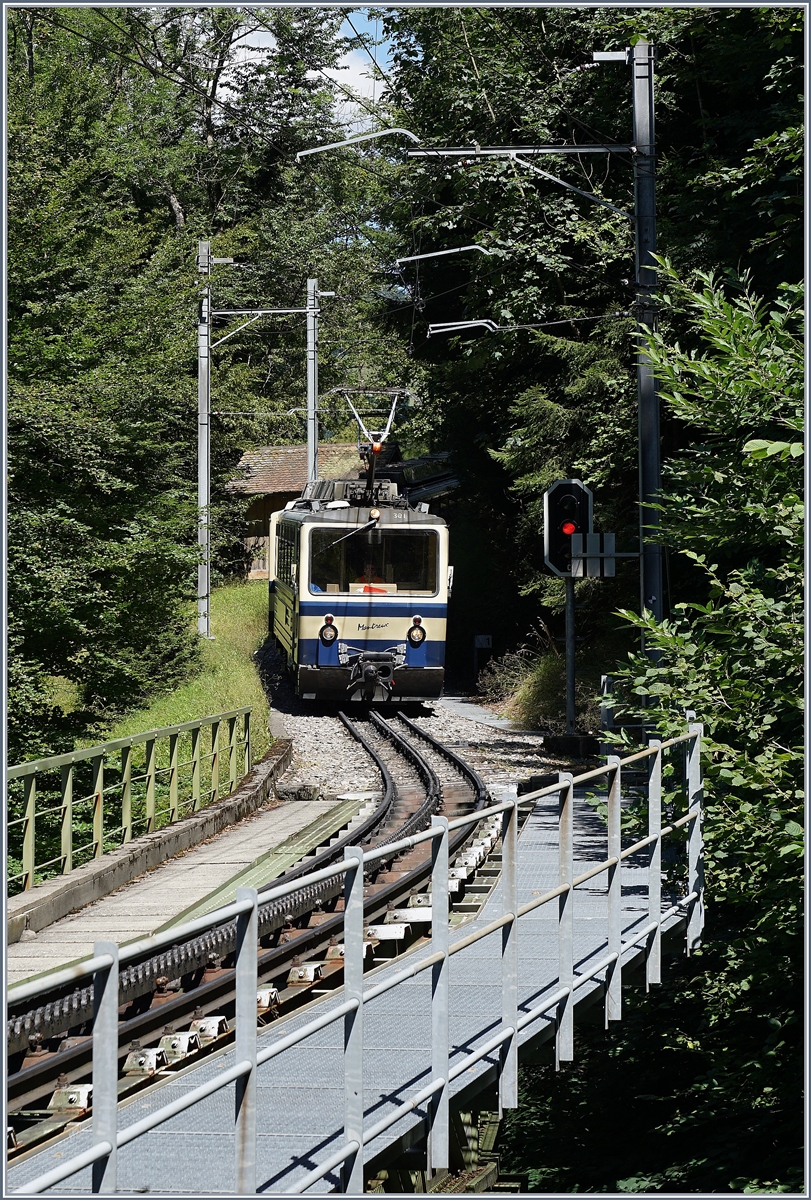 The Rochers de Naye Bhe 4/8 301 and an other one on the way to Montreux near Le Tremplex.
07.08.2016