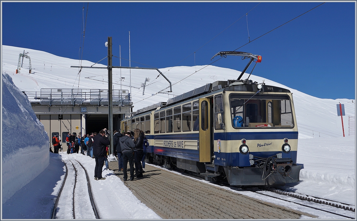 The Rochers de Naye Bhe 4/8 301 on the summit Station Rochers de Naye.
24.03.2018