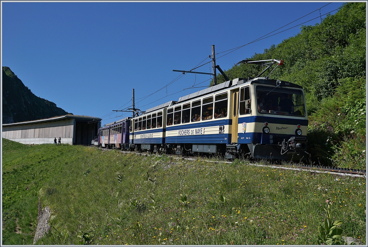 The Rochers de Naye Bhe 4/8 301 and 303 near La Perche on the way to the summit Station.
01.07.2018