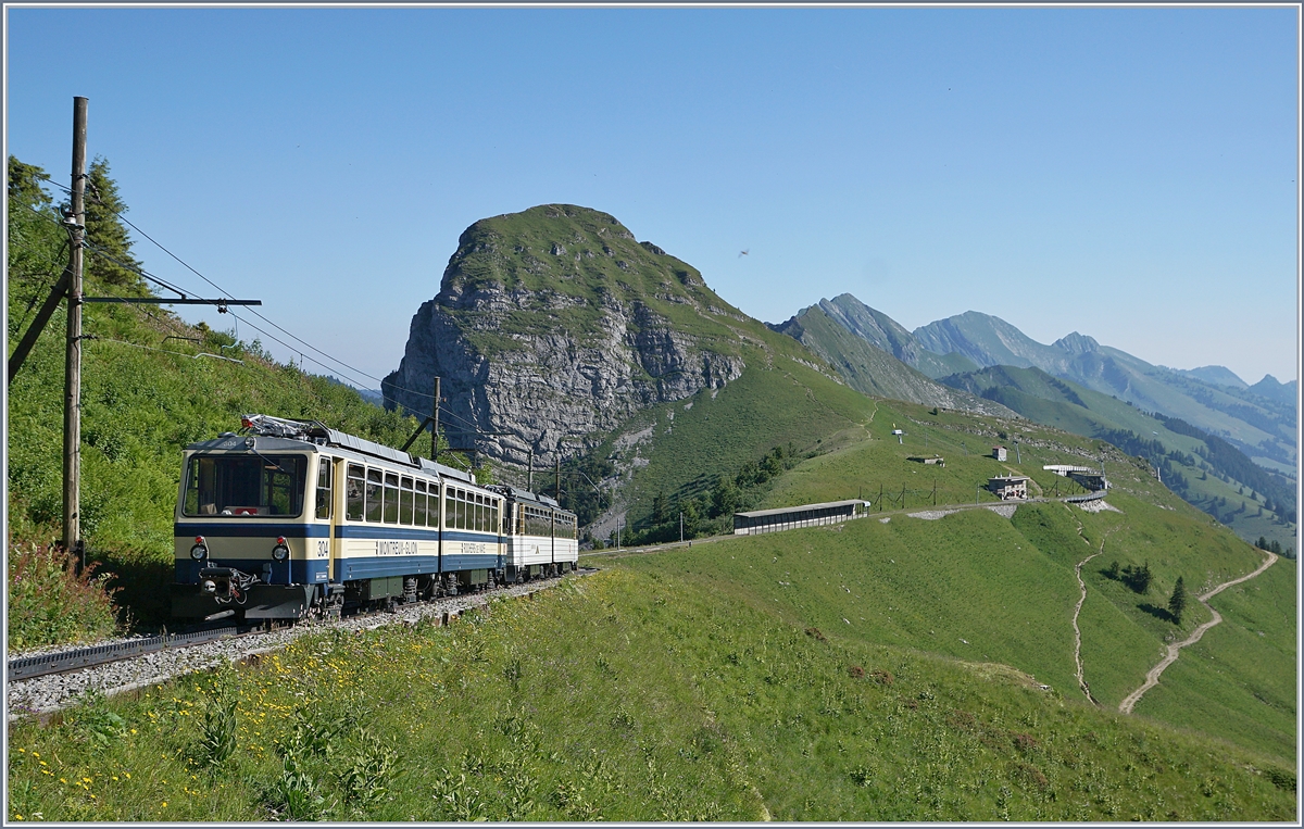 The Rochers de Naye Bhe 4/8 304 and 305 by La Perche on the way to Montreux.
01.07.2018