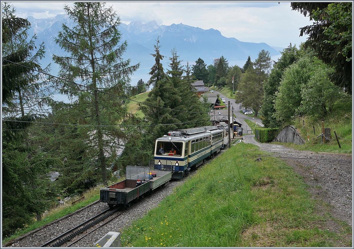 The Rochers de Naye Bhe 4/8 304 and 305 on the way to the Rochers de Naye near Les Hauts de Caux.

24.07.2020