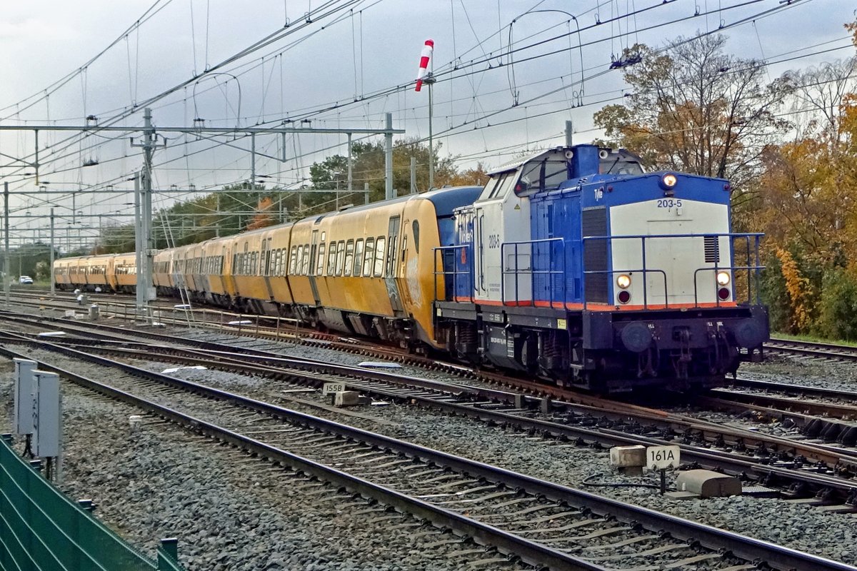 The Saga ends. Decommissioned NS DM'90s BUFFEL DMUs stood from 2016 at Nijmegen for a possible sale to a Romanian operator. Unclearities in -amongst others- obligatory documentations however ended the sale in 2019. Since Prorail and Nijmegen wanted the area, where 48 BUFFELs were stored, to be cleared up for building an extra platform at Nijmegen, the sale fell through and NS bought the BUFFELs back to get them to the scrapyard. On 13 November 2019 Volker Rail 203-5 hauls the first batch of DM'90 out of Nijmegen.