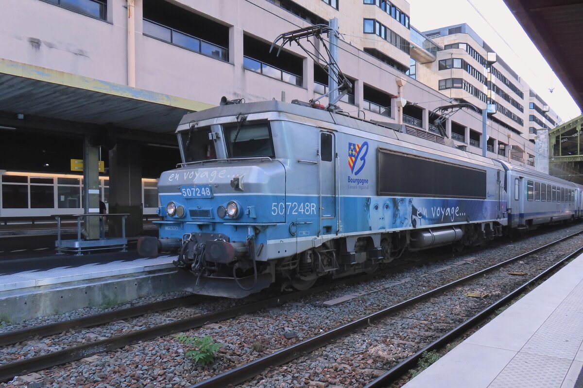 The saga of Class BB 7200 direct current electrics is about to end and within perhaps two years the 240 strong Class might be gone. One of the last services of this class is a fast train, seen here on the evening of 18 September 2023 at Paris gare de Lyon with 7248 ready for departure.