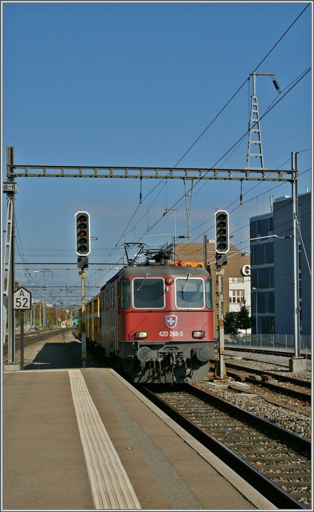 The SBB 420 268-5 with a mail-Train in Morges.
21.10.2011