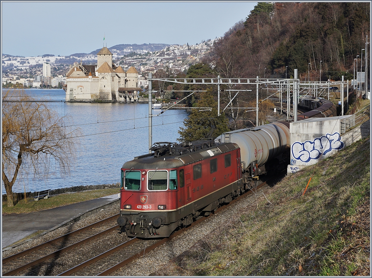 The SBB 420 293-3 with a Cargo train near Villeneuve.
29.12.2017 