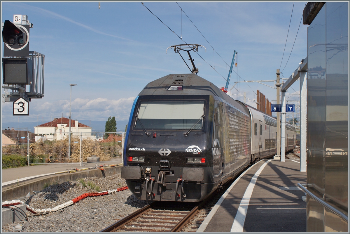 The SBB 460 078 (91 85 4 460 078-9 CH-SBB)  NENDAZ 4 vallée  with an IR90 is leaving Lausanne. 

28.07.2023