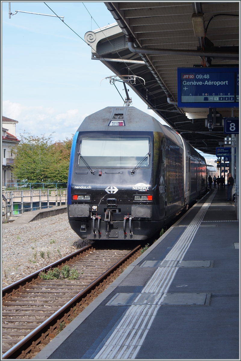The SBB 460 078 (91 85 4 460 078-9 CH-SBB)  NENDAZ 4 vallée  with an IR90 in Lausanne. 

28.07.2023
