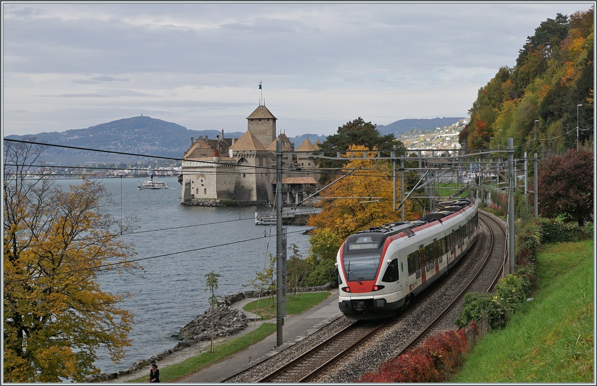 The SBB 523 013 on the way to Allaman an a stemaer in the background by the Castle of Chillon. 

21.10.2020