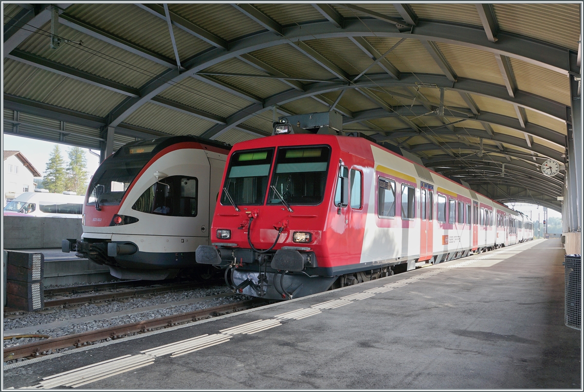 The SBB ABt NPZ DO 50 85 39-43 384-6 (with RBDe 560 DO 94 85 7560 384-0 CH-SBB) to Vallorbe and the RABe 523 022-7 (RABe 523 94 85 0 523 022-7 CH-SBB) on the way to Aigle are waiting in the Le Brassus Station. 

15.08.2022