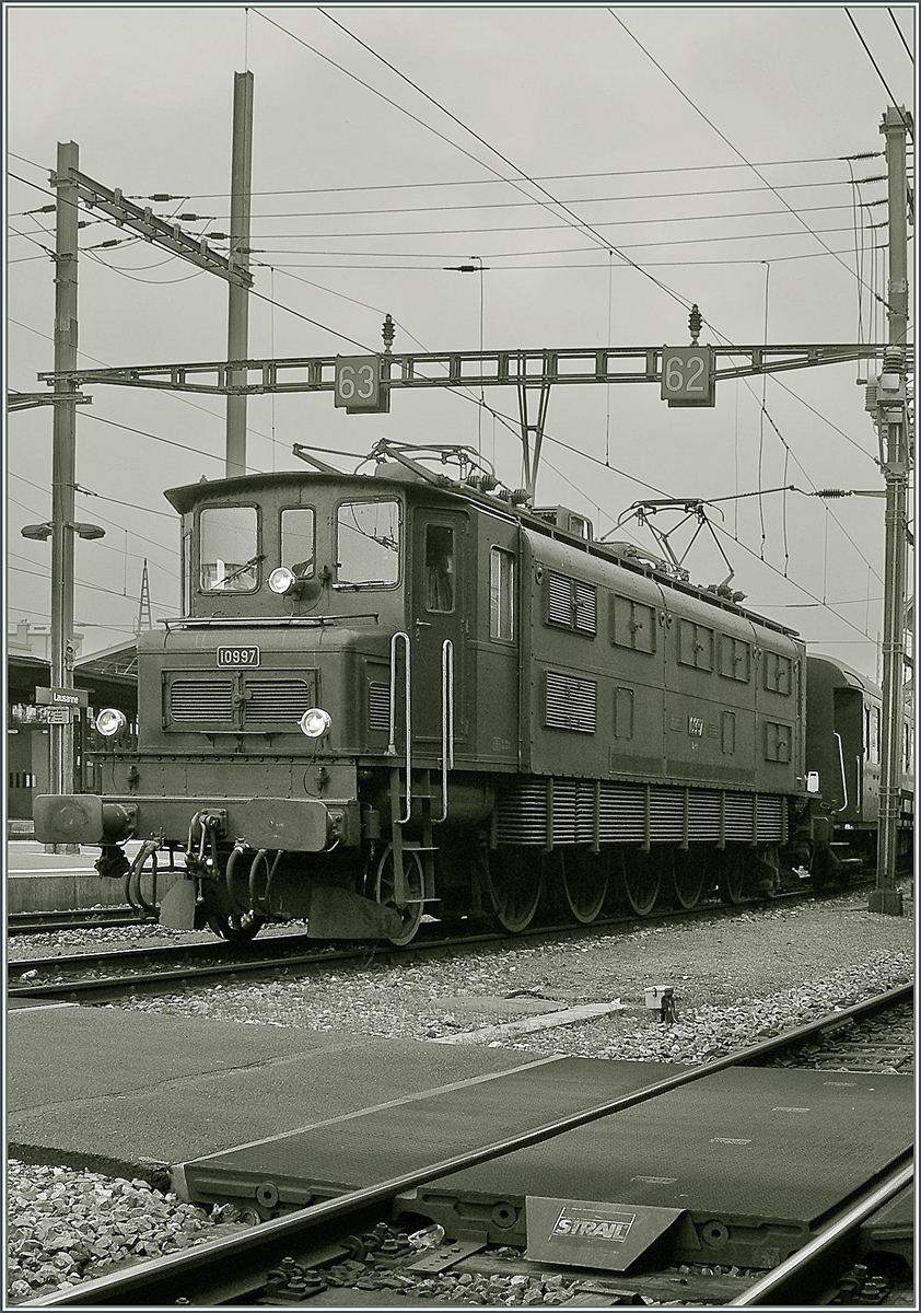 The SBB Ae 4/7 10997 in Lausanne.
01.05.2013