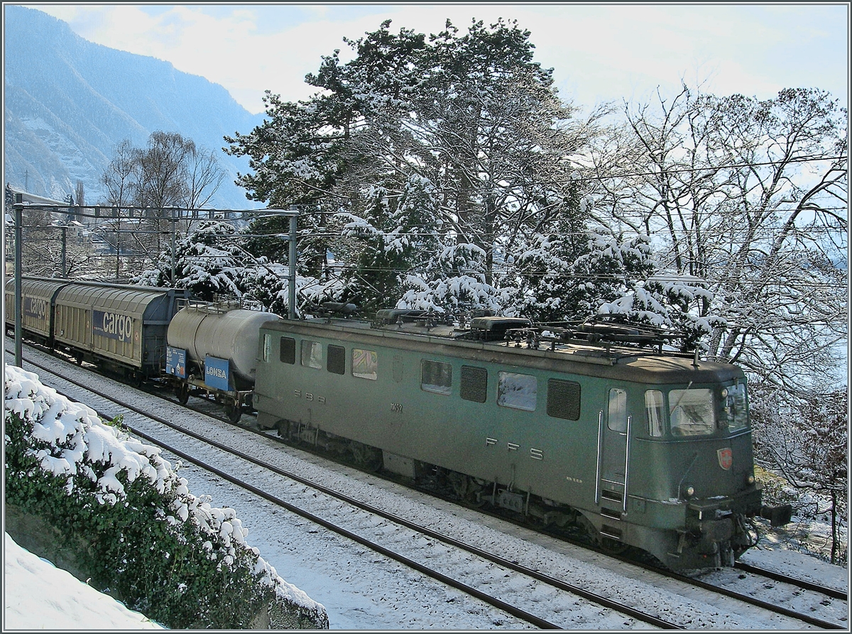 The SBB Ae 6/6 11452 wiht a Cargo train by Villeneuve.

25.01.2007