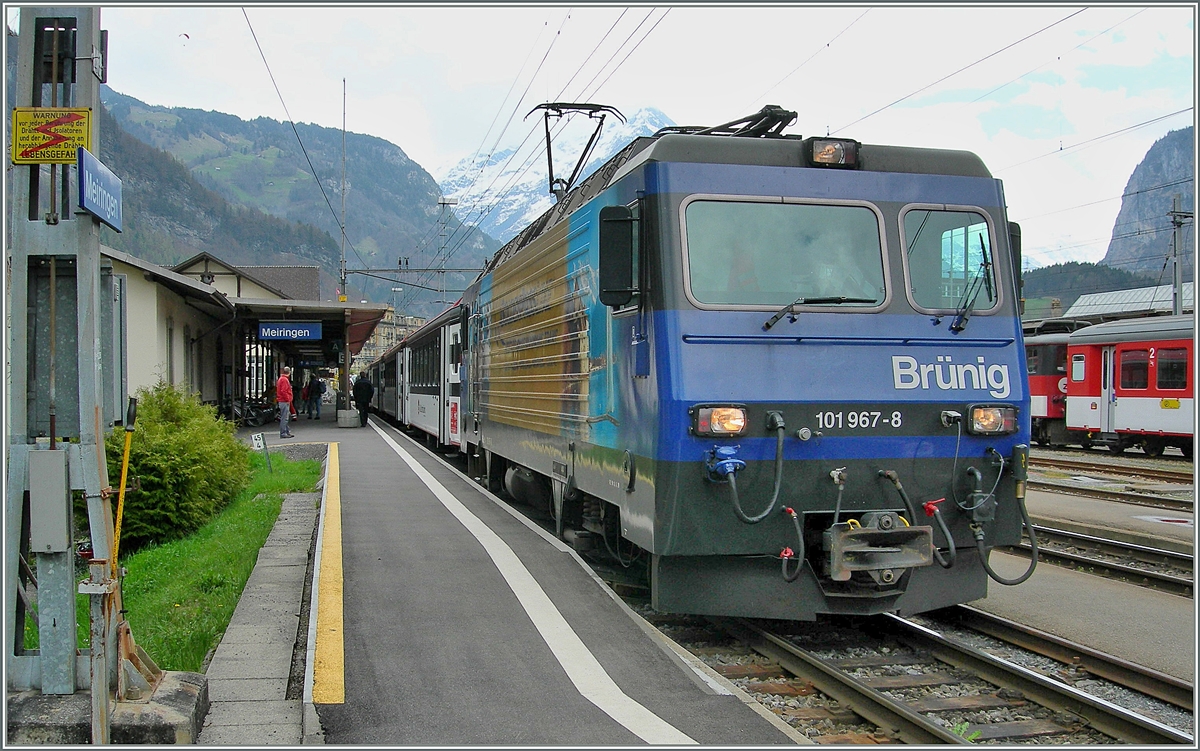 The SBB Brünig HGe 101 9676-8  GoldenPass  in Meiringen.
23.04.2006