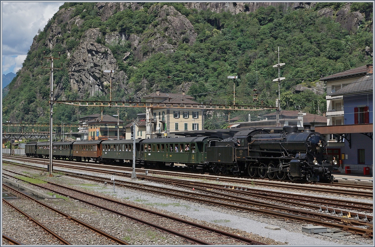 The SBB C 5/6 2978 with his SRF Special Train in Bodio.
28.07.2016