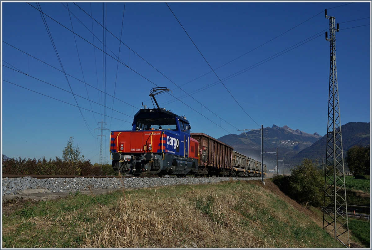 The SBB Cargo 923 023-6 with a Cargo Train between Bex und St-Maurice.
11.10.2017 