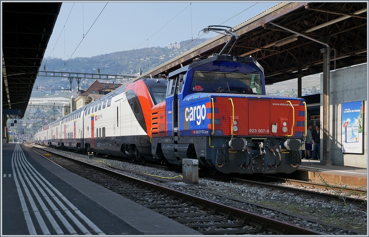 The SBB Cargo Eem 923 007-9 with a SBB RABe 502 in Vevey.
11.04.2017