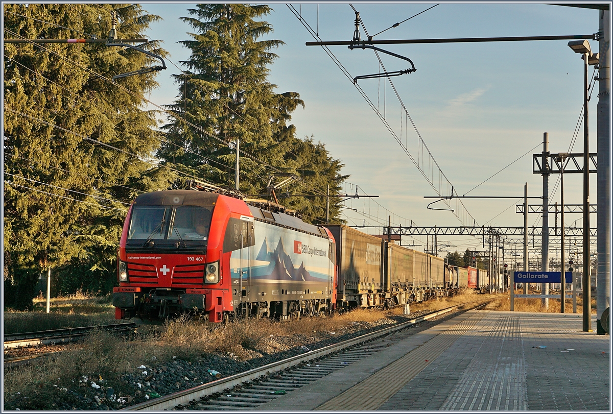 The SBB Cargo Internation Re 193 467  Brig  with a Cargo Train in Gallarate.
05.01.2019