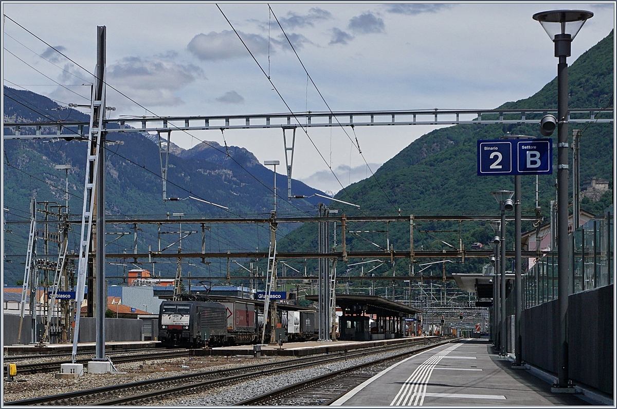 The SBB Cargo International Re 474 (ES 64 F4 096) on the way to Luino in Giubiasco.
20.05.2017