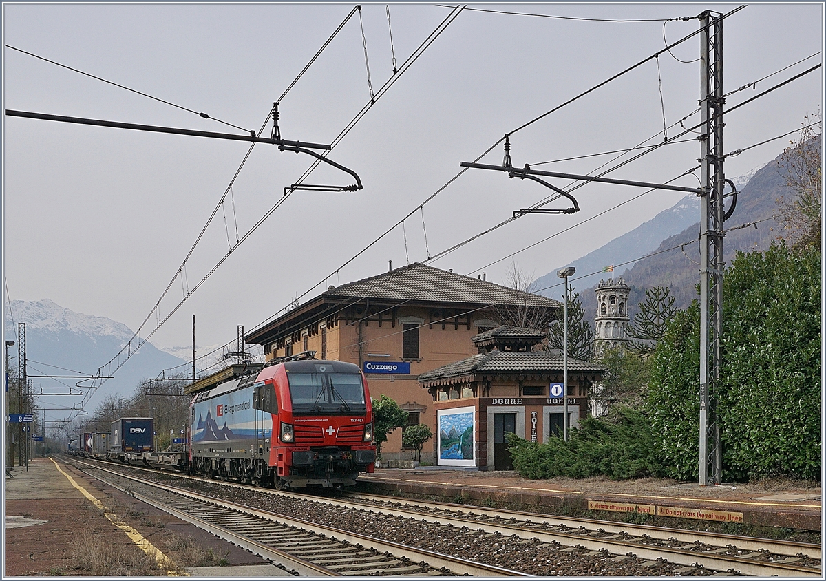 The SBB Cargo International Re 193 467  Brig  with a Cargo Train in Cuzzago.
29.11.2018