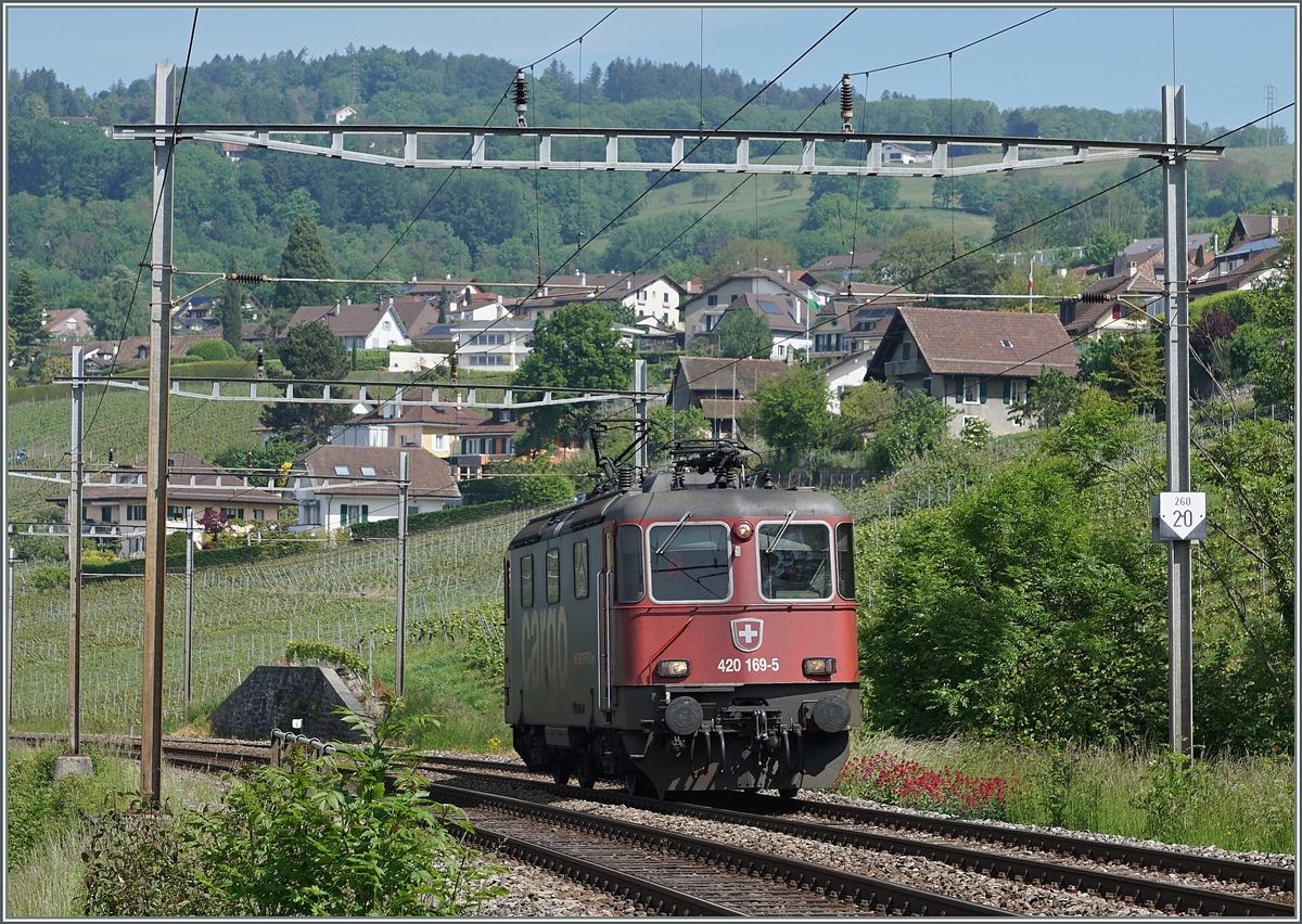 The SBB Cargo Re 420 169-5 near Bossière.
26.05.2016