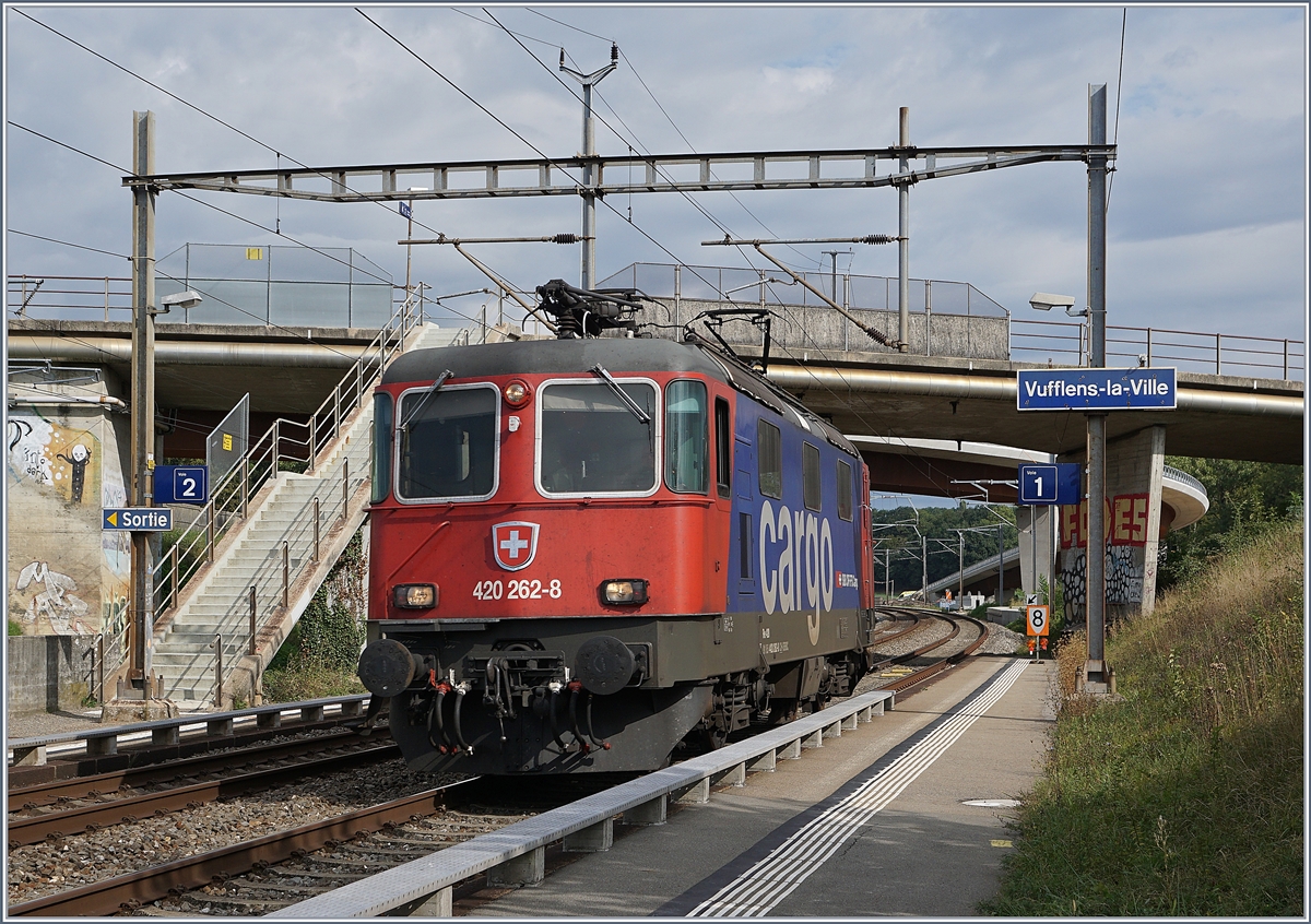 The SBB Cargo RE 420 262-8 in Vufflens la Ville.
29.08.2018