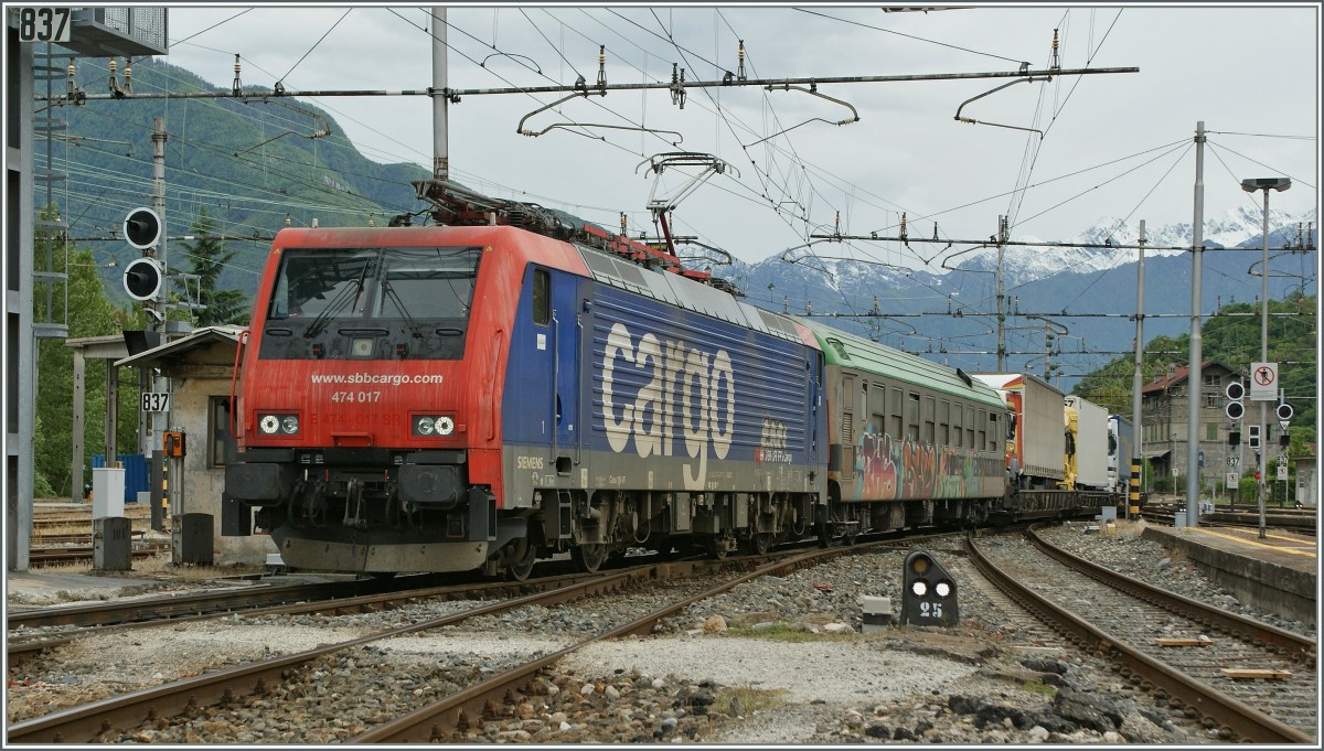 The SBB Cargo Re 474 017 with a Ralpin-train Novara - Freibung is arriving at Domodossola.
22.05.2013