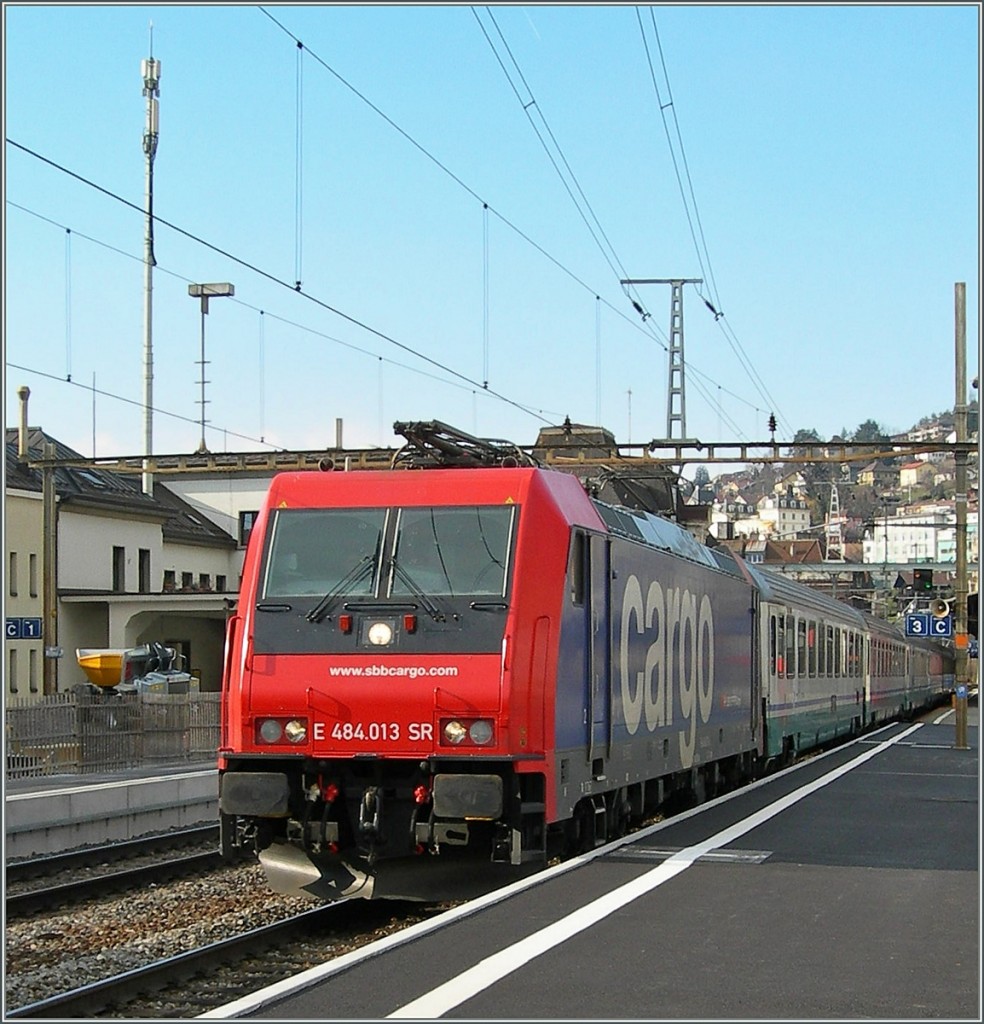 The SBB Cargo Re 484 013 with a CIS -EC to Milano in Montreux.
12.03.2006