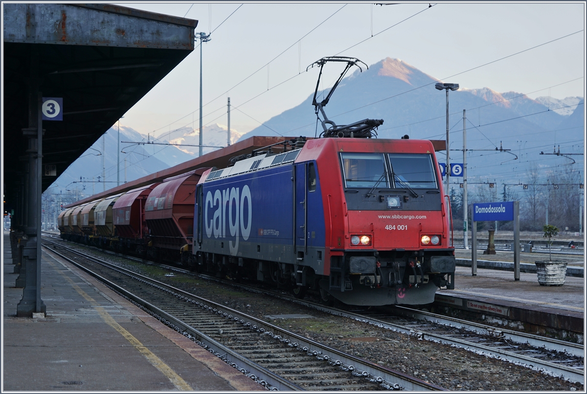 The SBB Cargo Re 484 001 in Domodossola.
07.01.2017