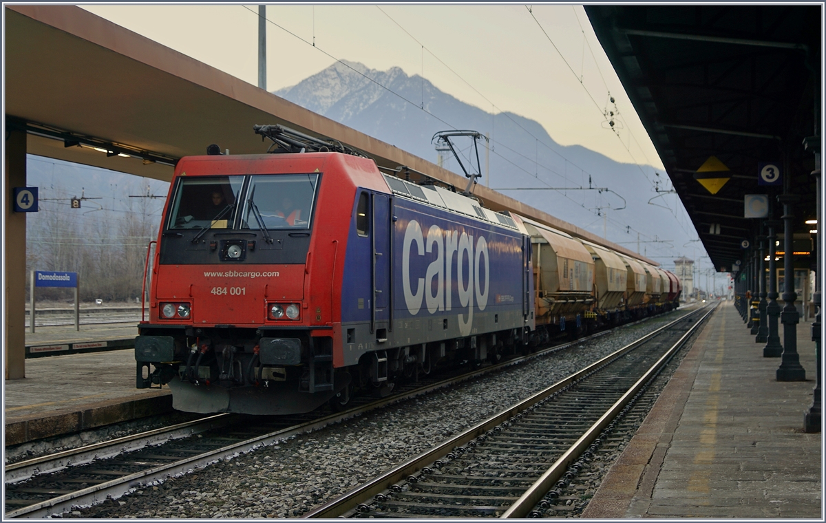 The SBB Cargo Re 484 001 in Domodossola.
07.01.2017