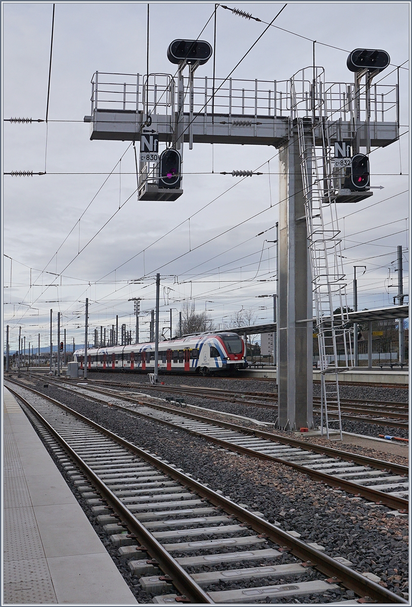 The SBB CFF LEX RABe 522 222 is arriving at Annemasse. 

15.12.2019