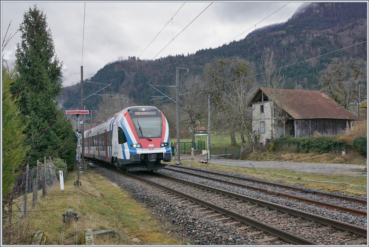 The SBB CFF LEX RABe 522 232 on the way to Annecy is arriving at Saint Laurent. 

21.02.2020
