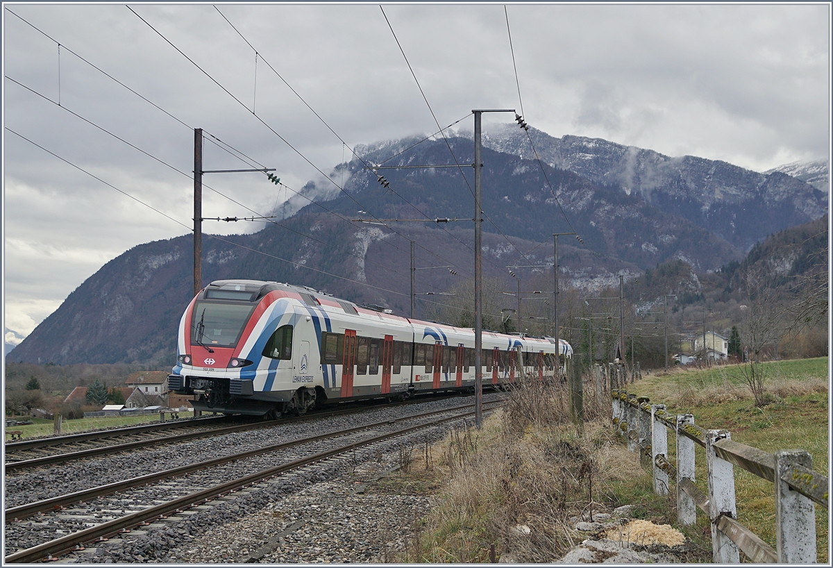 The SBB CFF LEX RABe 522 229 on the way from Annecy to Coppet by St-Laurent.

21.02.2020
