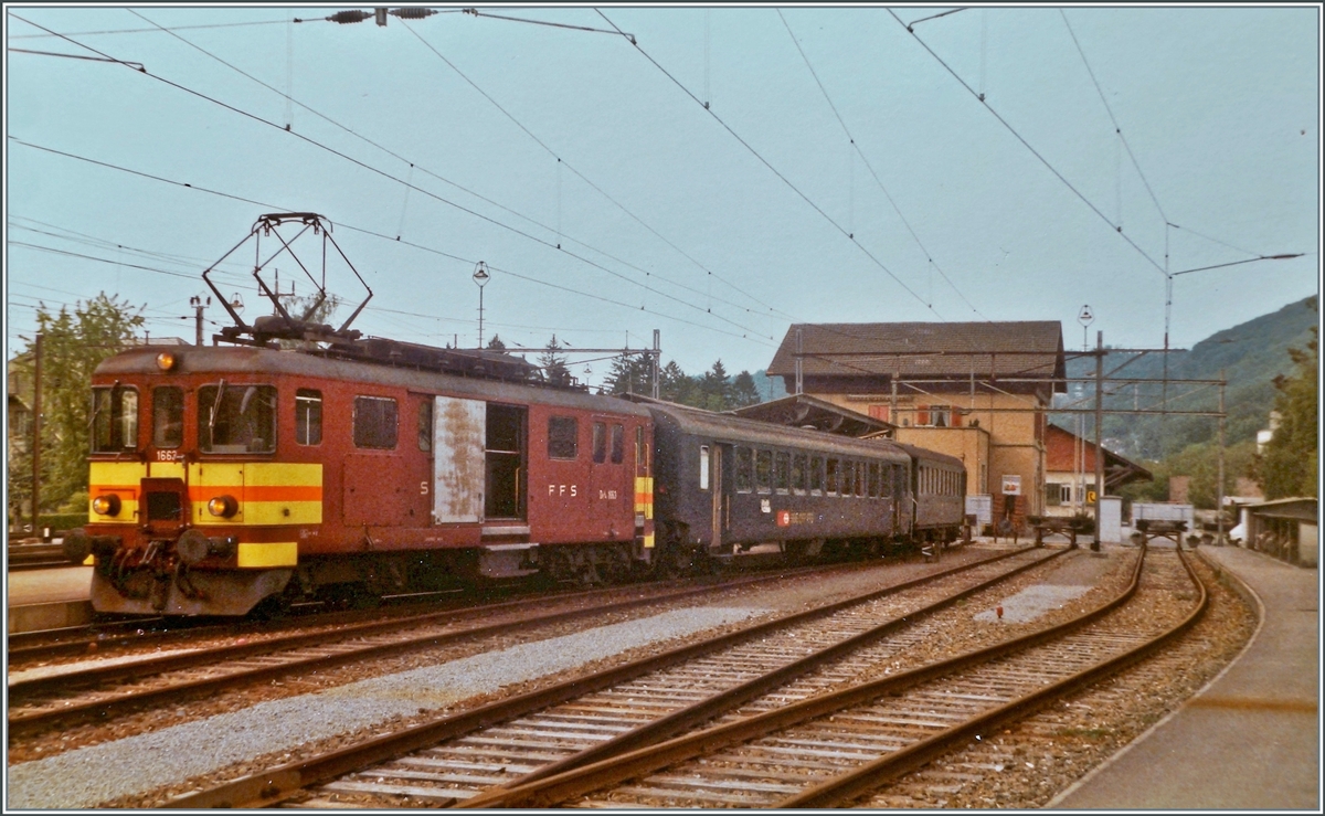 The SBB De 4/4 1662 with the local train service 6735 to Lenzburg in Wildegg.

26.05.1984