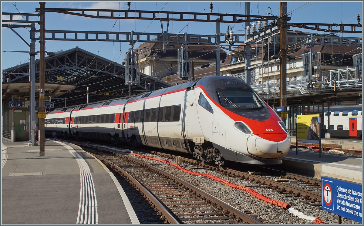 The SBB ETR 610 005 is the EC 39 from Geneva to Milan. This train is leaving the Lausanne Station. 

07.03.2024