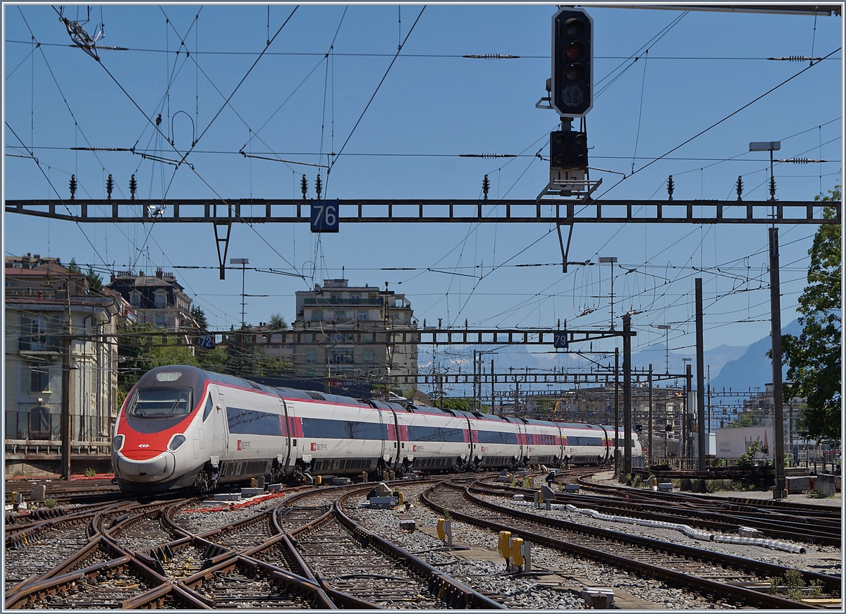 The SBB ETR 610 N° 06 is in Lausanne on the way to Milano.

27.07.2020