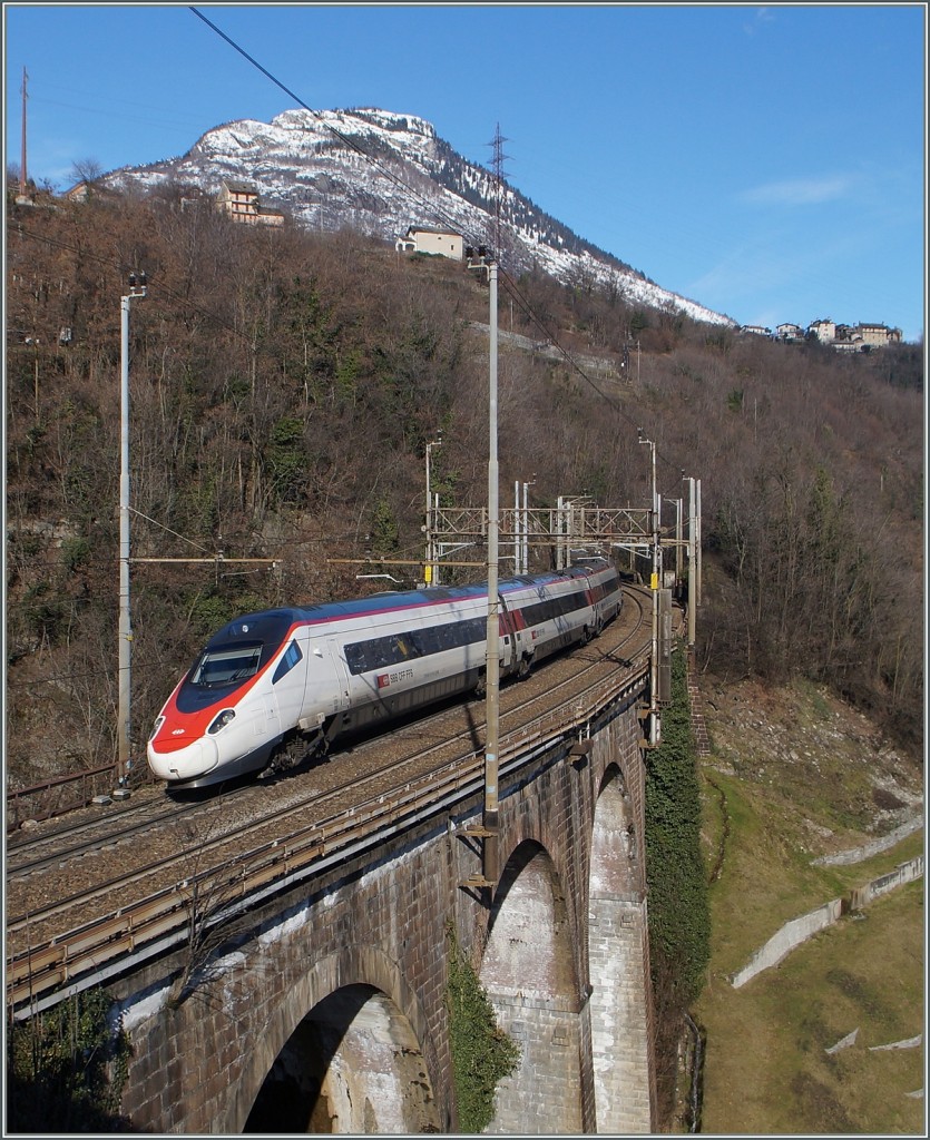 The SBB ETR 610 on the way to Basel by Preglia.
27.01.2015