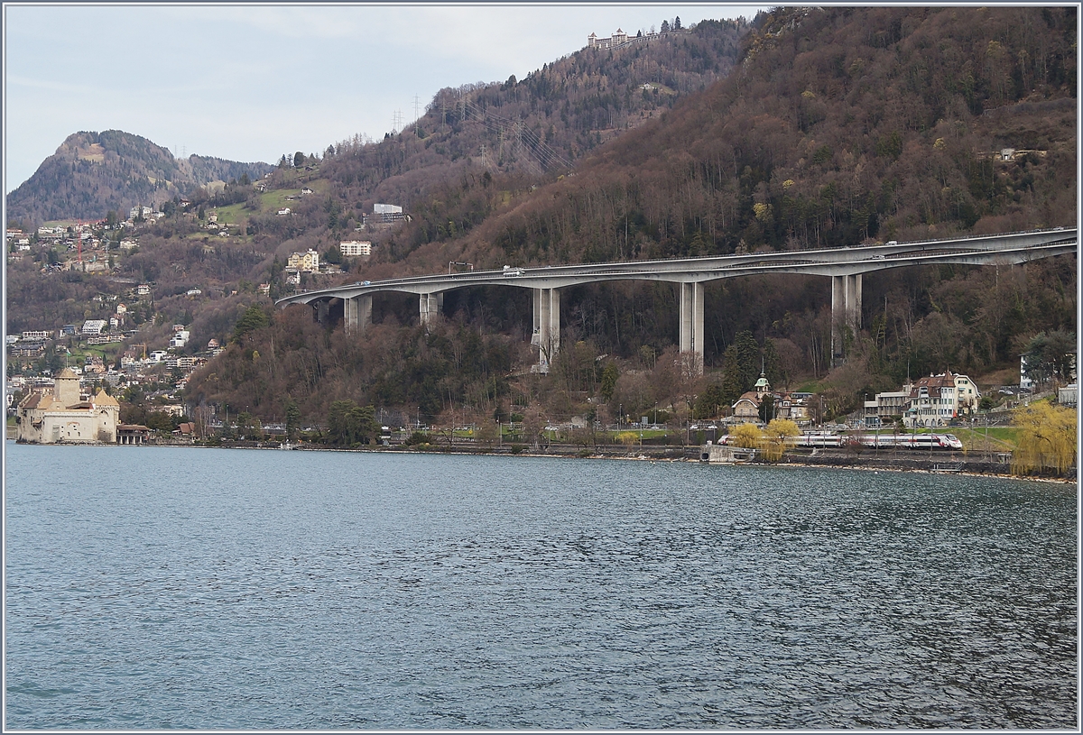 The SBB ETR 610 RABe 503 022-7  Wolfang Johann von Goethe  near the Castle of Chillon.
03.04.2018