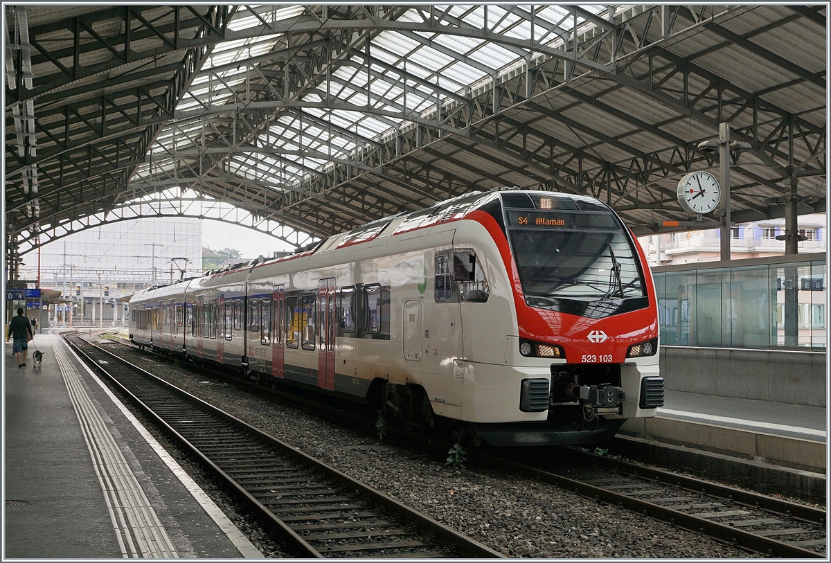 The SBB Flirt 3 RBDe 523 103 is the S4 to Allaman and this train is waiting in Lausanne his departure. 

04.07.2021

