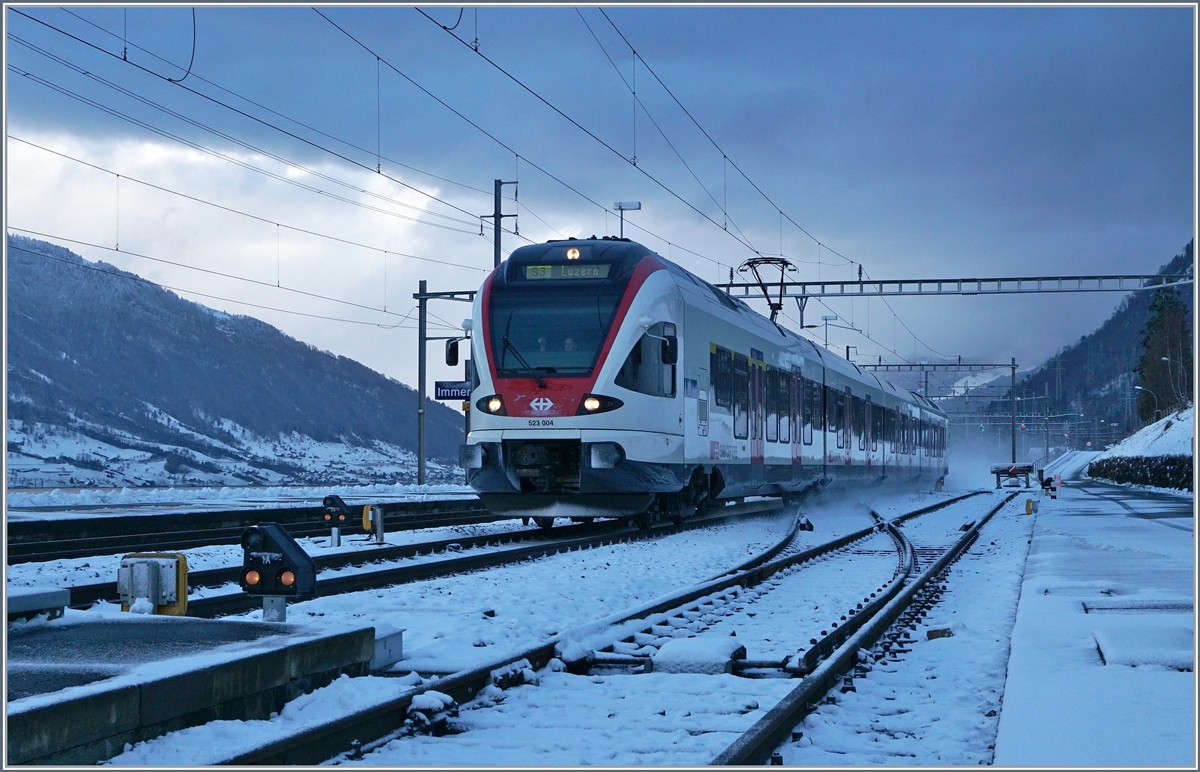 The SBB Flirt RABe 523 004 is arriving at Immensee.
05.01.2017