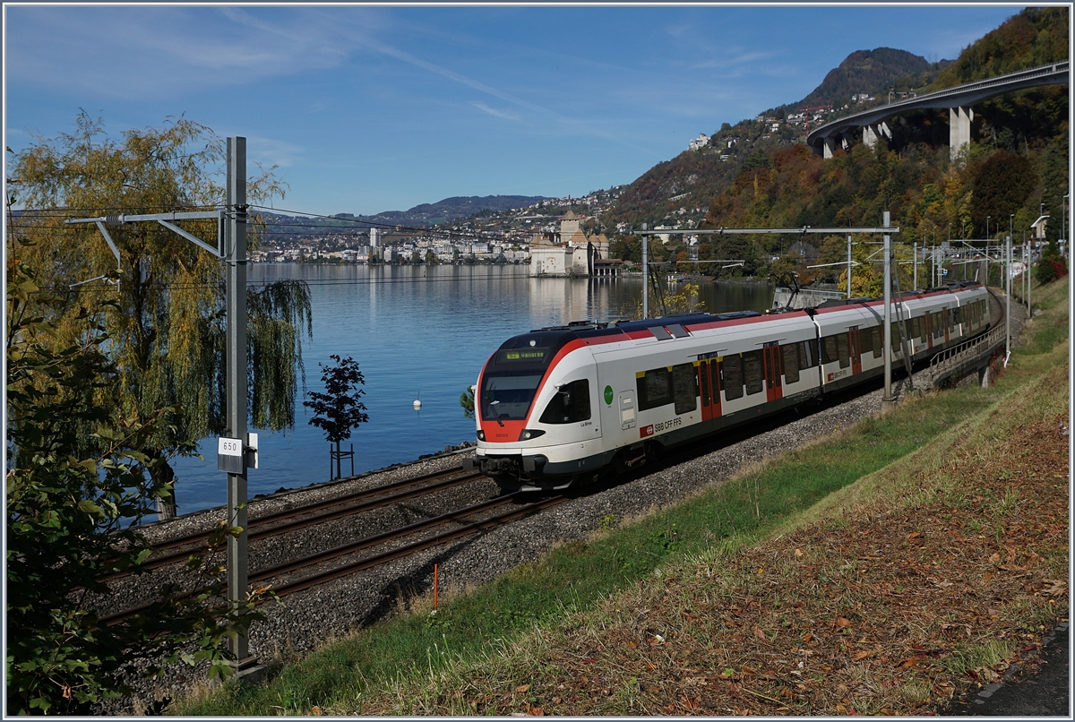 The SBB Flirt RAbe 523 013 will be arriving at Villeneuve.
In the background the Castle of Chillon.
24.10.2017