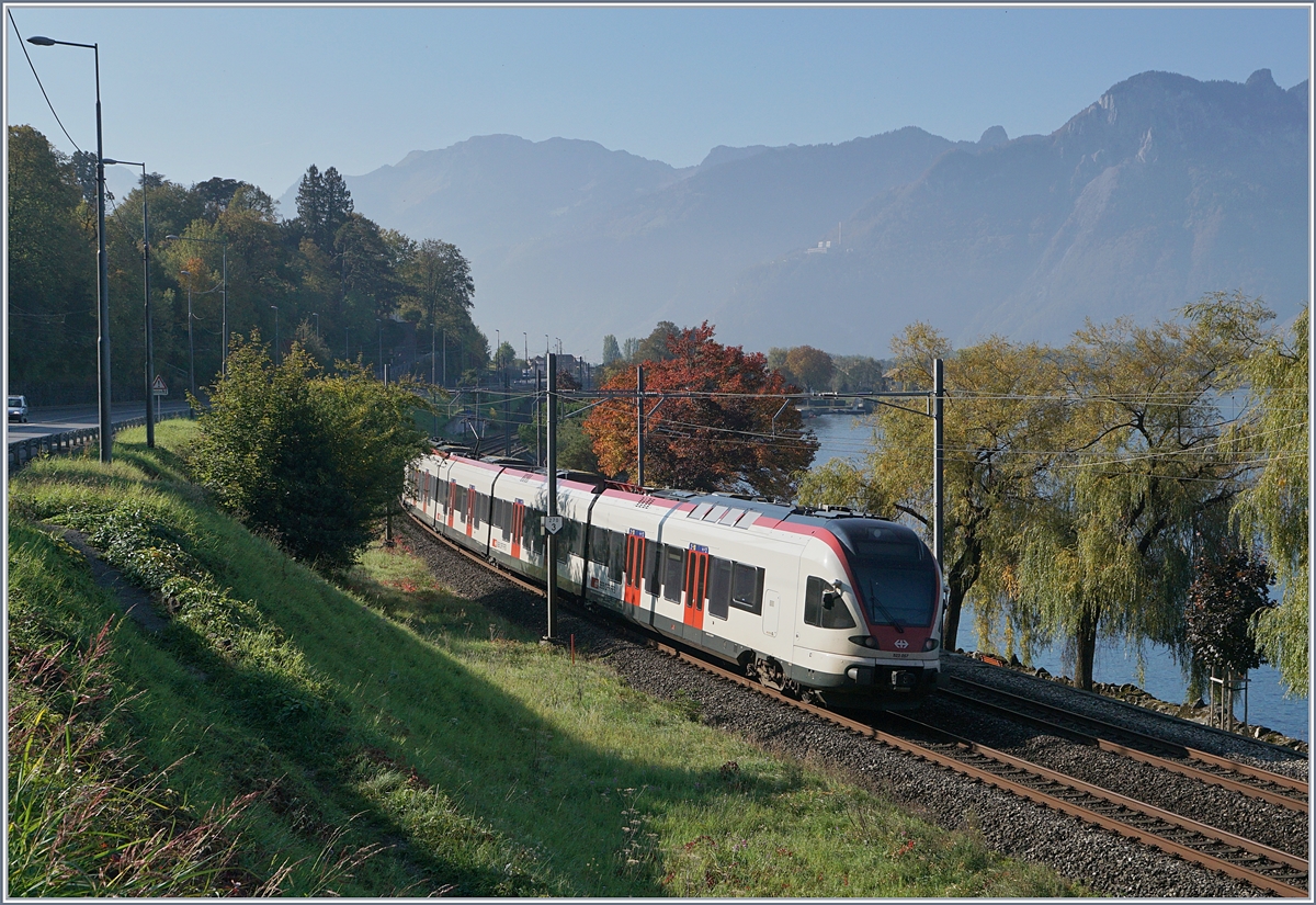 The SBB Flirt RABe 523 057 is approching his destination Villenveuve.
18.10.2018 