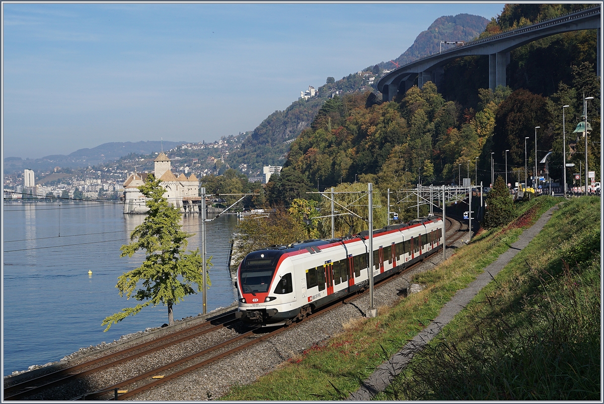 The SBB Flirt RABe 523 057 on the way to Villenveuve near the Chillon Castle.
18.10.2018
