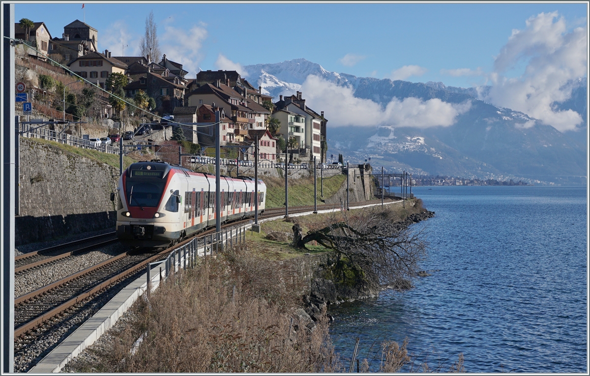 The SBB Flirt RABe 523 016 is the S5 to Grandson. This train is now between St Saphorin and Rivaz. 

11.01.2022